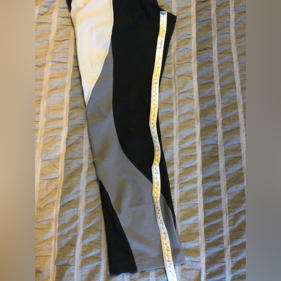 Nike Dri-Fit 23” crops leggings size medium - Picture 5 of 8
